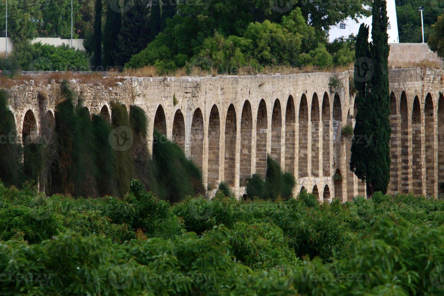 a antigo aqueduto para fornecendo água para populosa áreas. foto