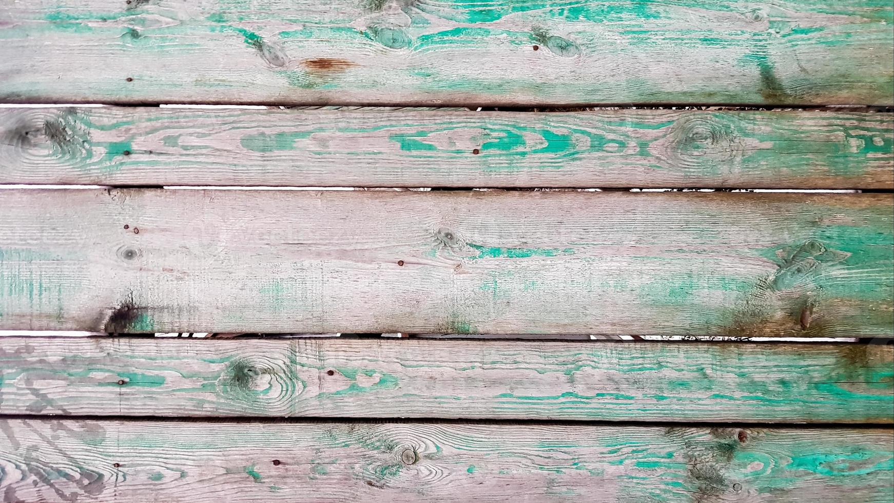 imagem de fundo feita de velhas placas de madeira verdes. textura parede fundo verde na moda de madeira. fundo da árvore, placas de cor escura, livre e sem objetos. parede de placas horizontais de madeira em boleto. foto