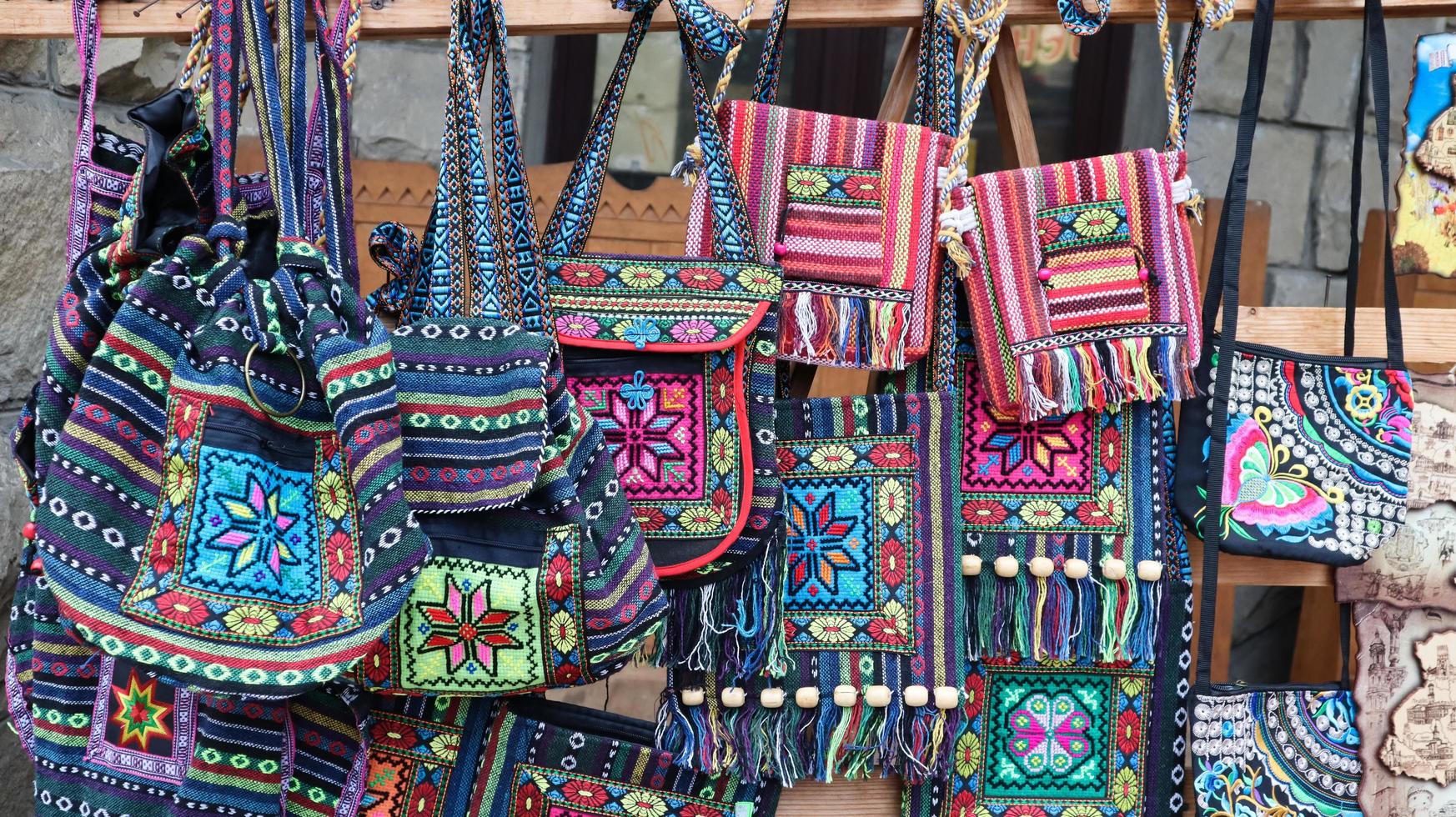 mercado de souvenirs em yaremche. bolsas de ombro com desenhos étnicos ucranianos estão à venda nos cárpatos. ucrânia, yaremche - 20 de novembro de 2019 foto