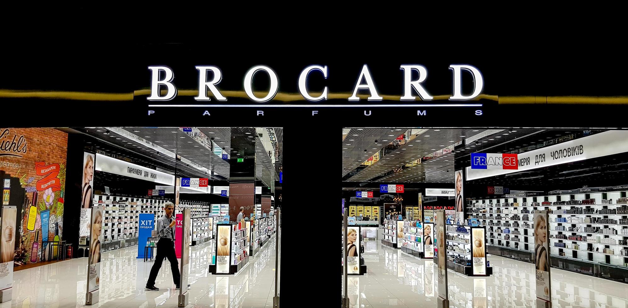 kiev, ucrânia - 04 de setembro de 2019. entrada da loja de cosméticos e perfumaria brocard em kiev. brocard - a maior operadora do mercado de perfumaria e cosméticos de elite da ucrânia foto