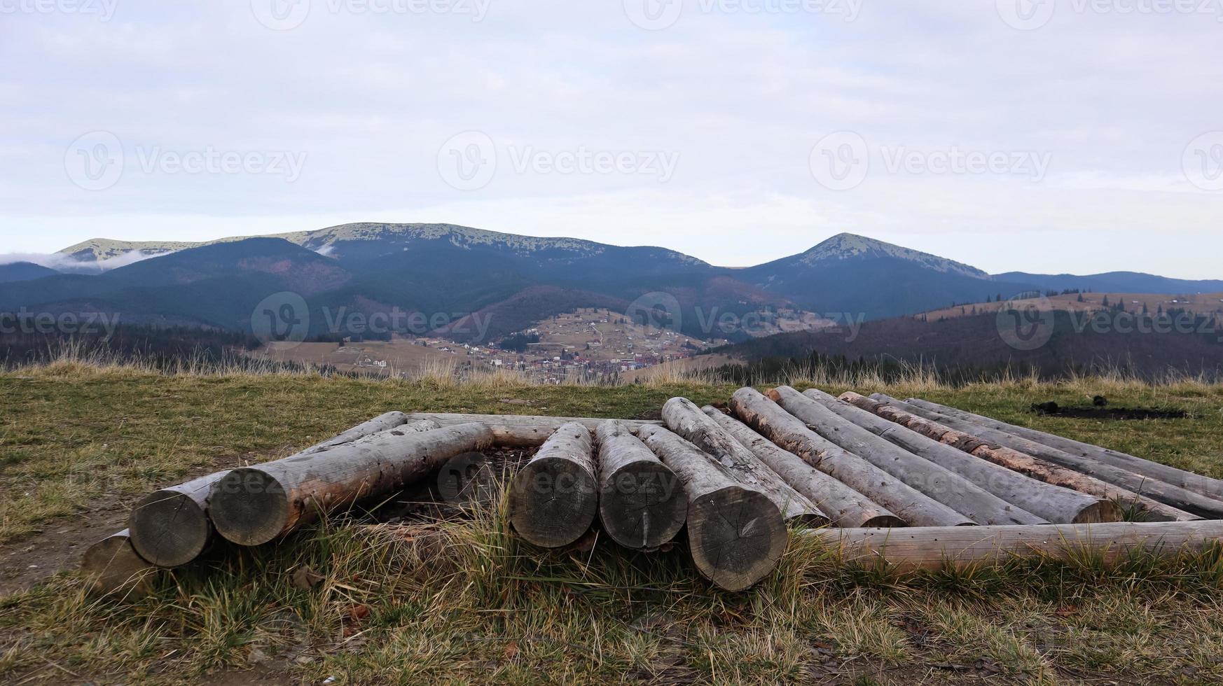 paisagem de outono nos Cárpatos com picos de montanhas e troncos de árvores derrubadas. o conceito de ecologia e desmatamento ilegal na ucrânia ocidental. foto