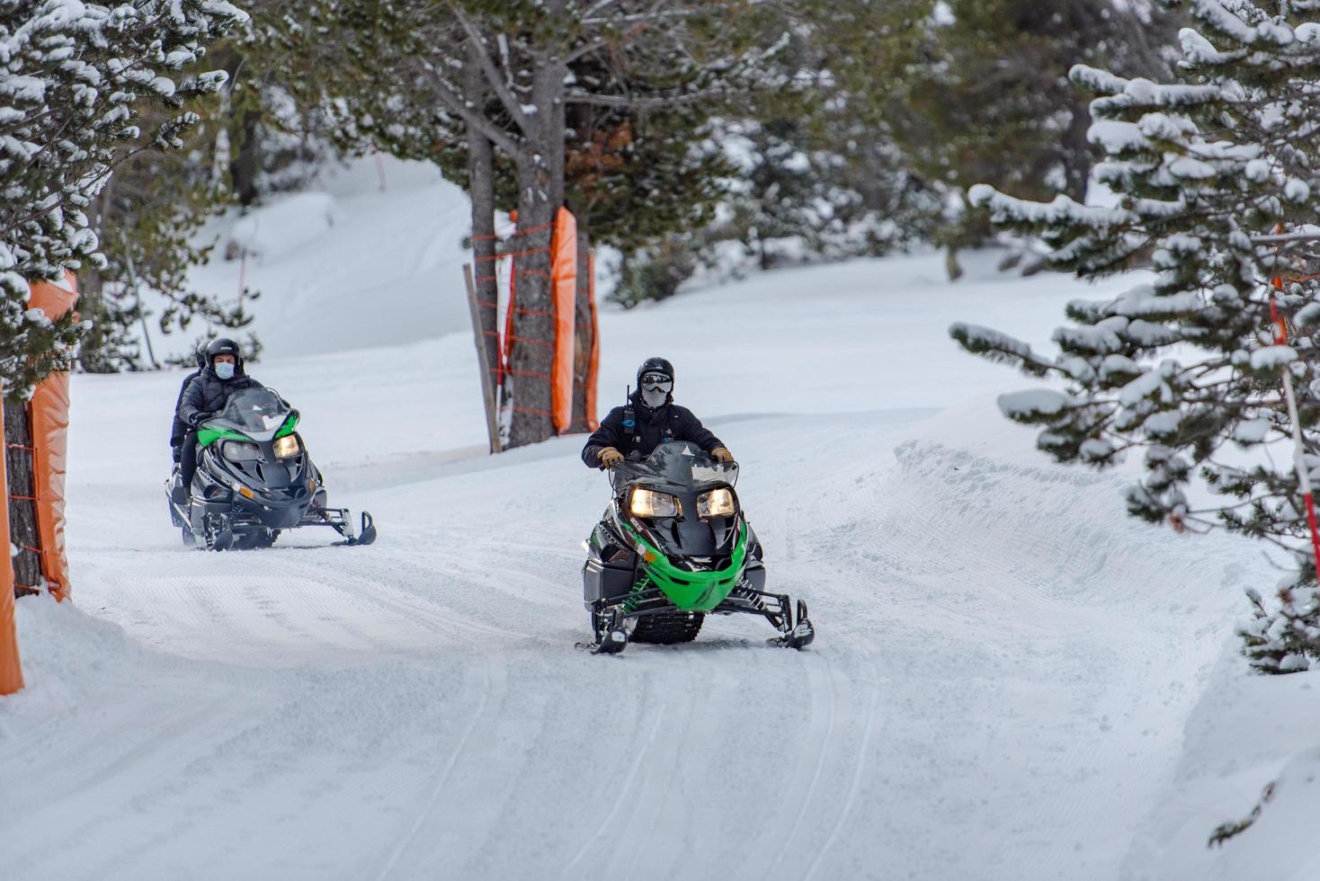 grandvalira, andorra, 2021 1 de março .jovens dirigindo motos de neve na estação de grandvalira, grau roig andorra. foto