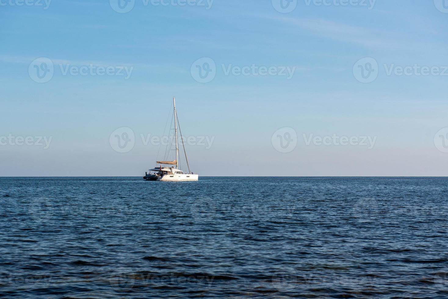 veleiro ao largo da costa de formentera, no Mediterrâneo, na espanha. foto