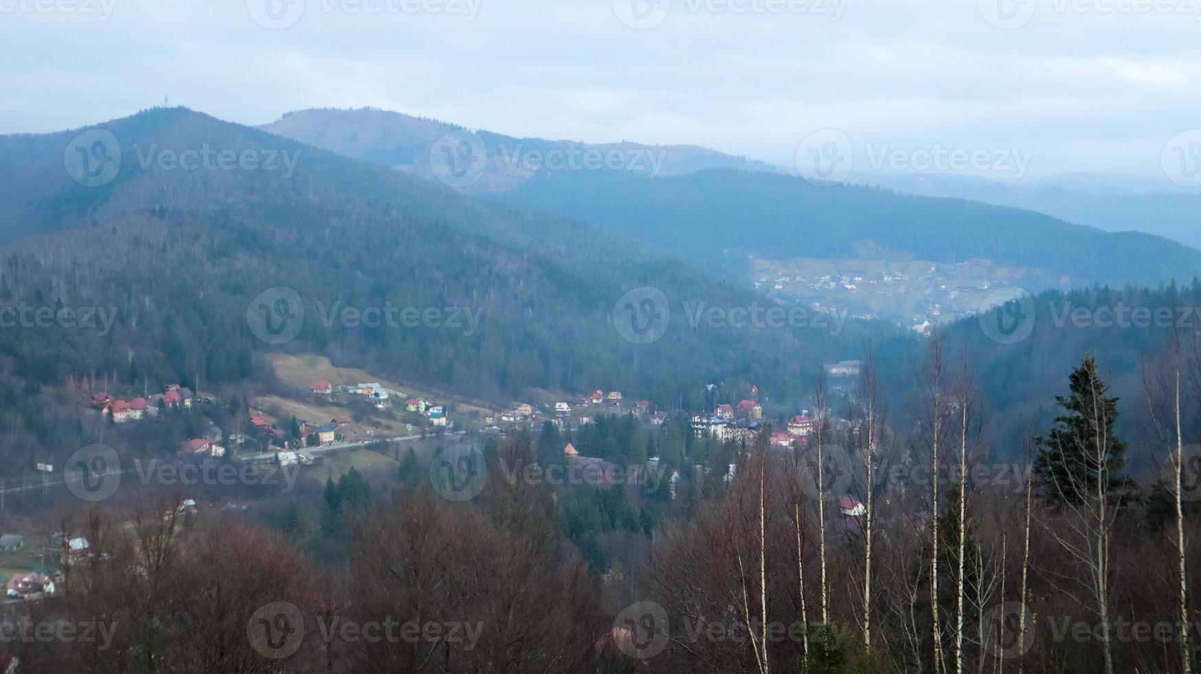 paisagem de outono colorida em uma aldeia de montanha. manhã nublada nos Cárpatos. ucrânia, europa. belas colinas e casas. mundo da beleza. vista para a montanha no outono. bela paisagem natural. foto