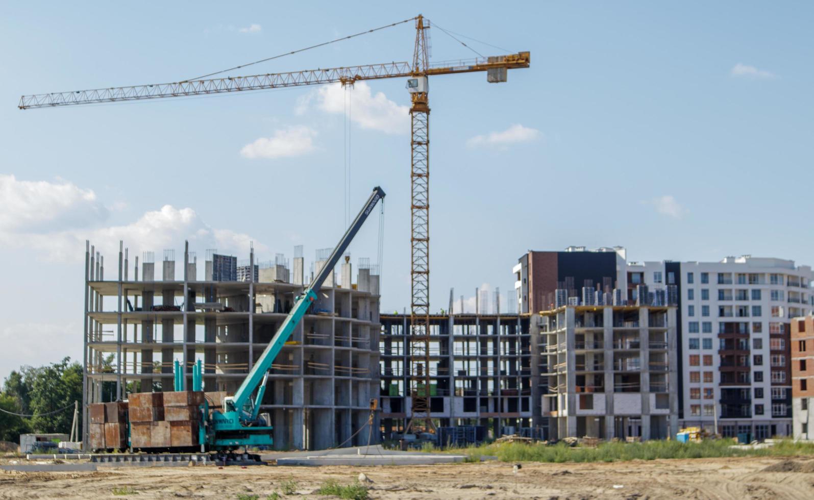 grande canteiro de obras. o processo de construção de capital de um complexo residencial de arranha-céus. edifício de concreto, construção, local industrial. ucrânia, kiev - 28 de agosto de 2021. foto