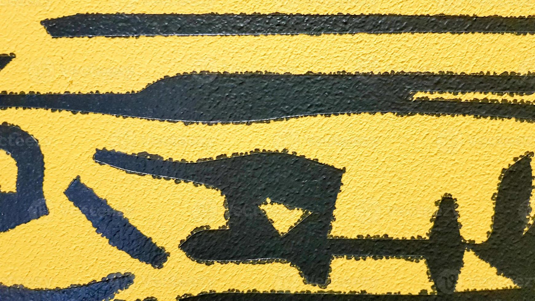 salpicos de tinta preta abstrata pingando sobre um fundo amarelo brilhante. salpicos de tinta preta sobre um fundo amarelo. conceito de idéias de arte. textura do pincel amarelo e preto no fundo foto