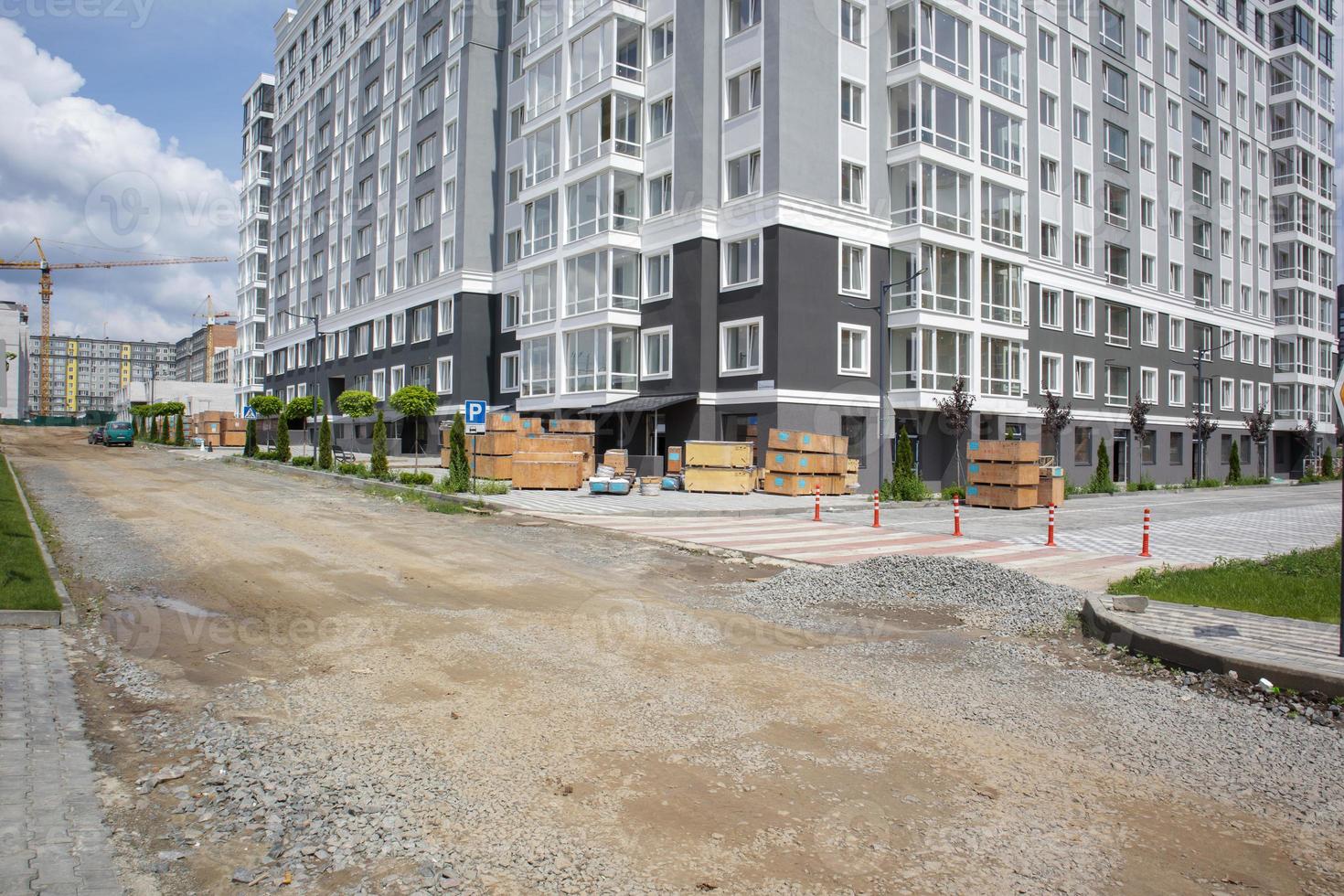 complexo residencial moderno europeu. prédio novo, prédio novo. novo bloco de apartamentos modernos com varandas. construção de um complexo residencial residencial. foto