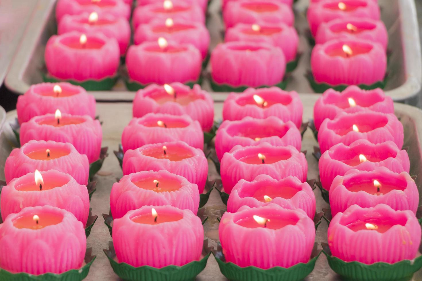 velas cor de rosa com chama na sala de orações do templo thean hou. foto