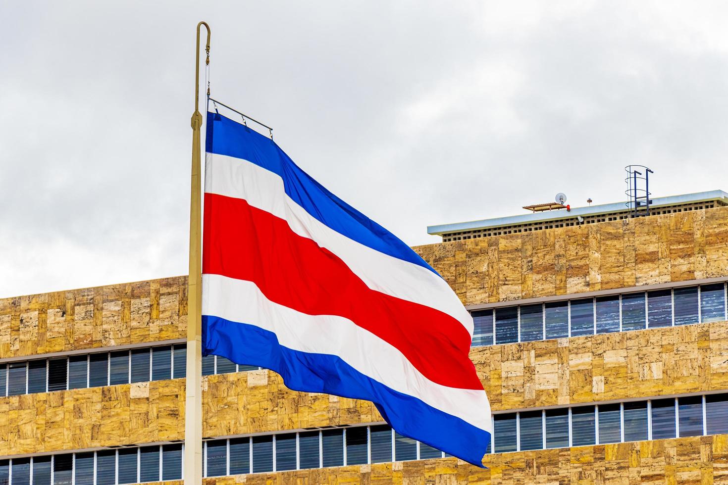 bandeira dos edifícios antigos da costa rica por trás da bandeira da costa riquenha. foto