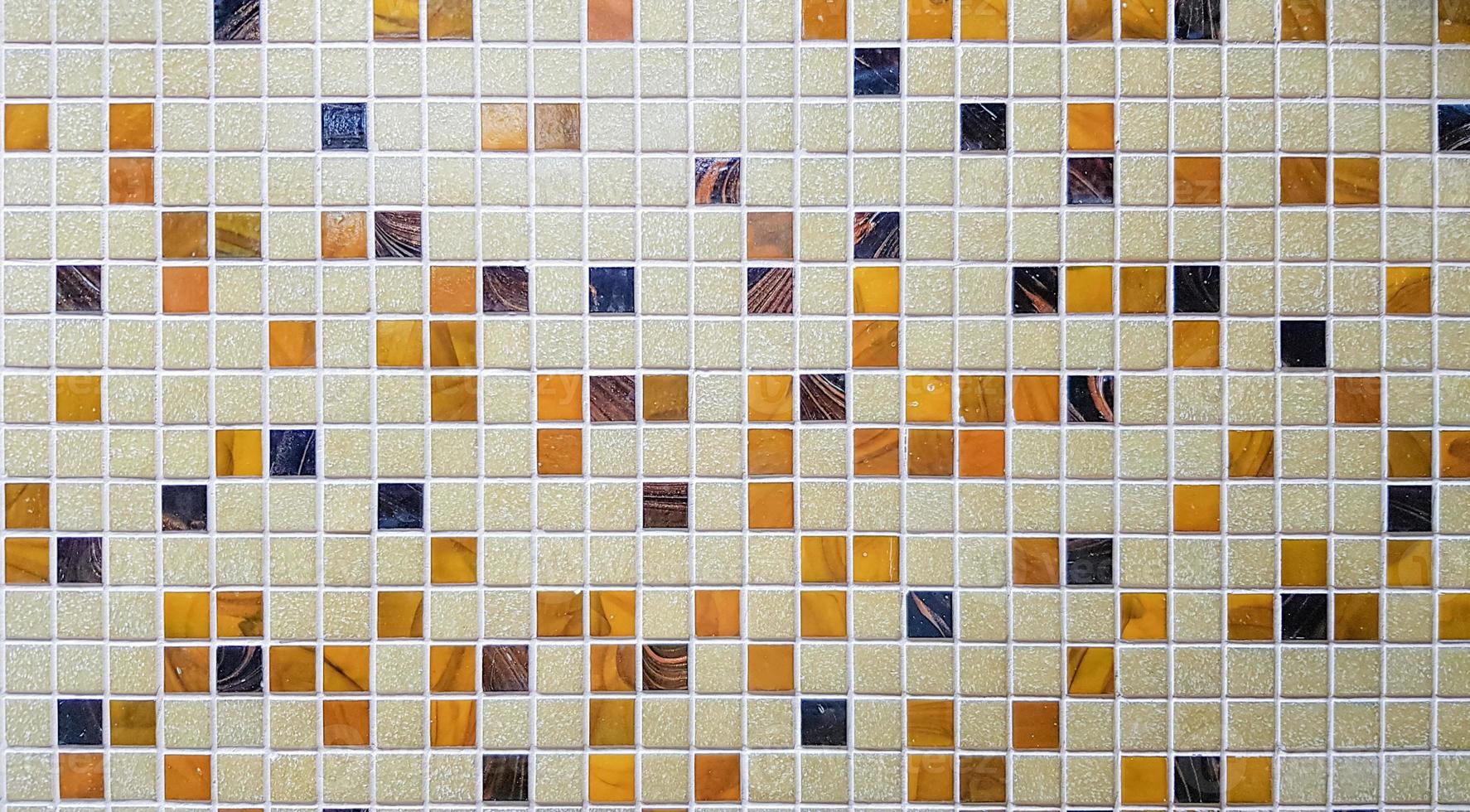 close-up de mosaicos coloridos para segundo plano. fundo da telha de mosaico de branco, amarelo e preto. foto