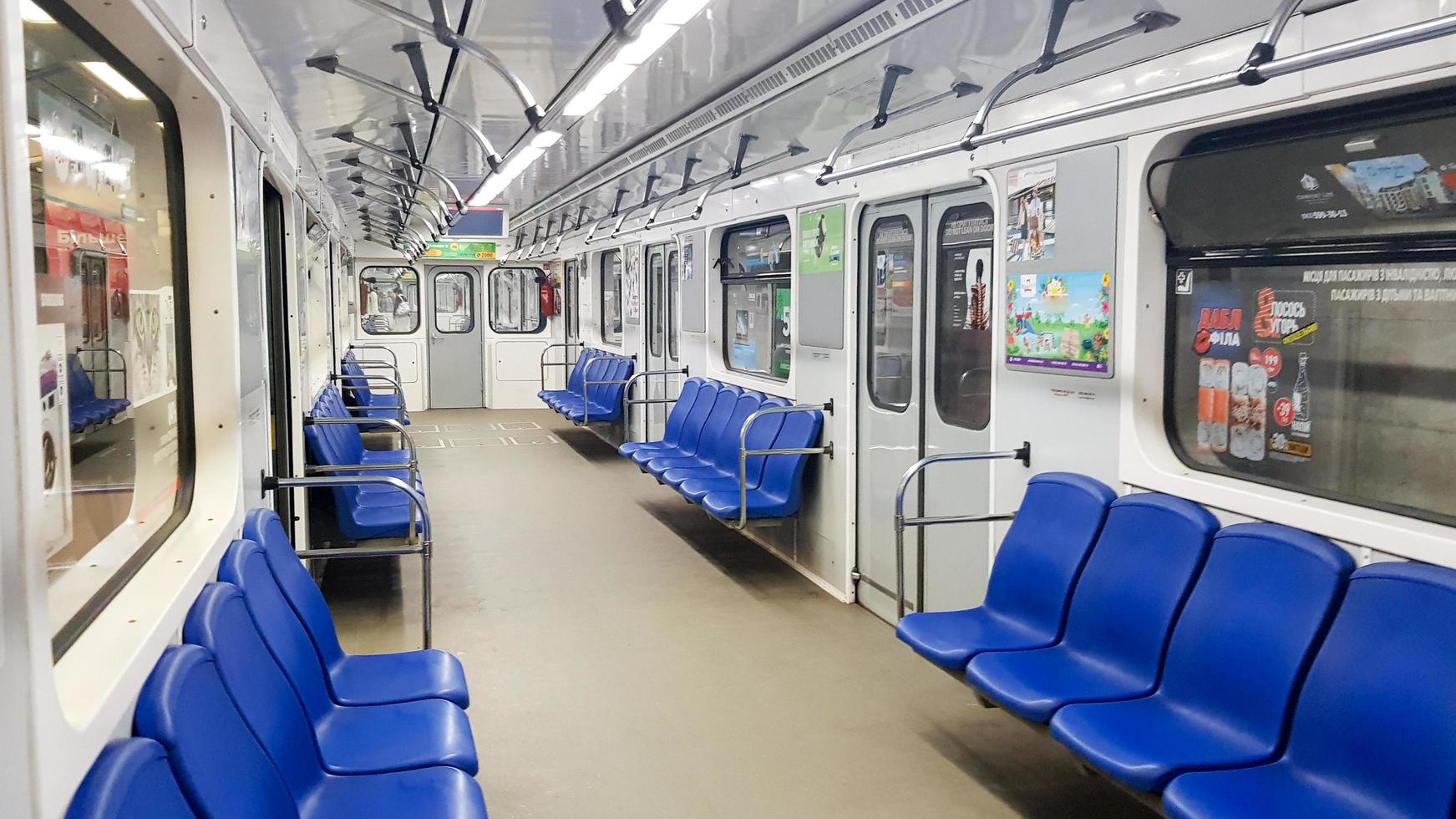 ucrânia, kiev - 6 de setembro de 2019. vagões de trem na estação de metrô. vagão do metrô vazio sem pessoas foto