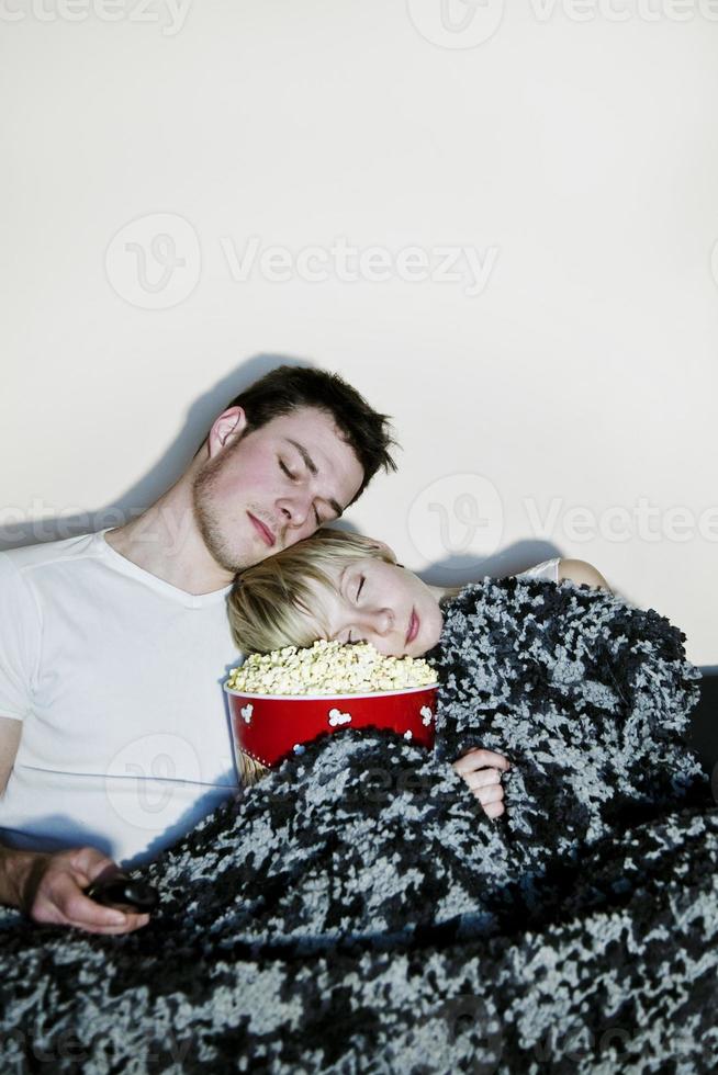 jovem casal assistindo televisão. foto