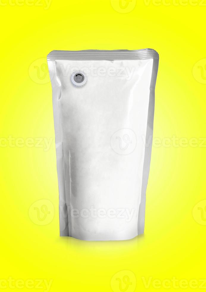 bolsa descartável branca com tampa. ilustração de renderização 3d realista. sachê para sabonete líquido, loção, creme, gel. embalagens de plástico foto