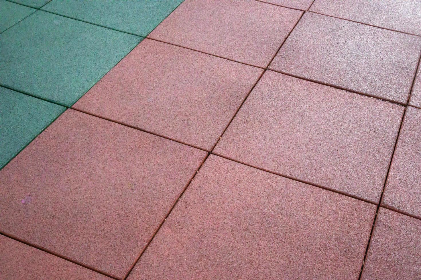 revestimento de borracha artificial para parques infantis. Material sintético. fundo colorido do playground ao ar livre em tempo chuvoso. estilo de vida ativo, conceito de treino. foto