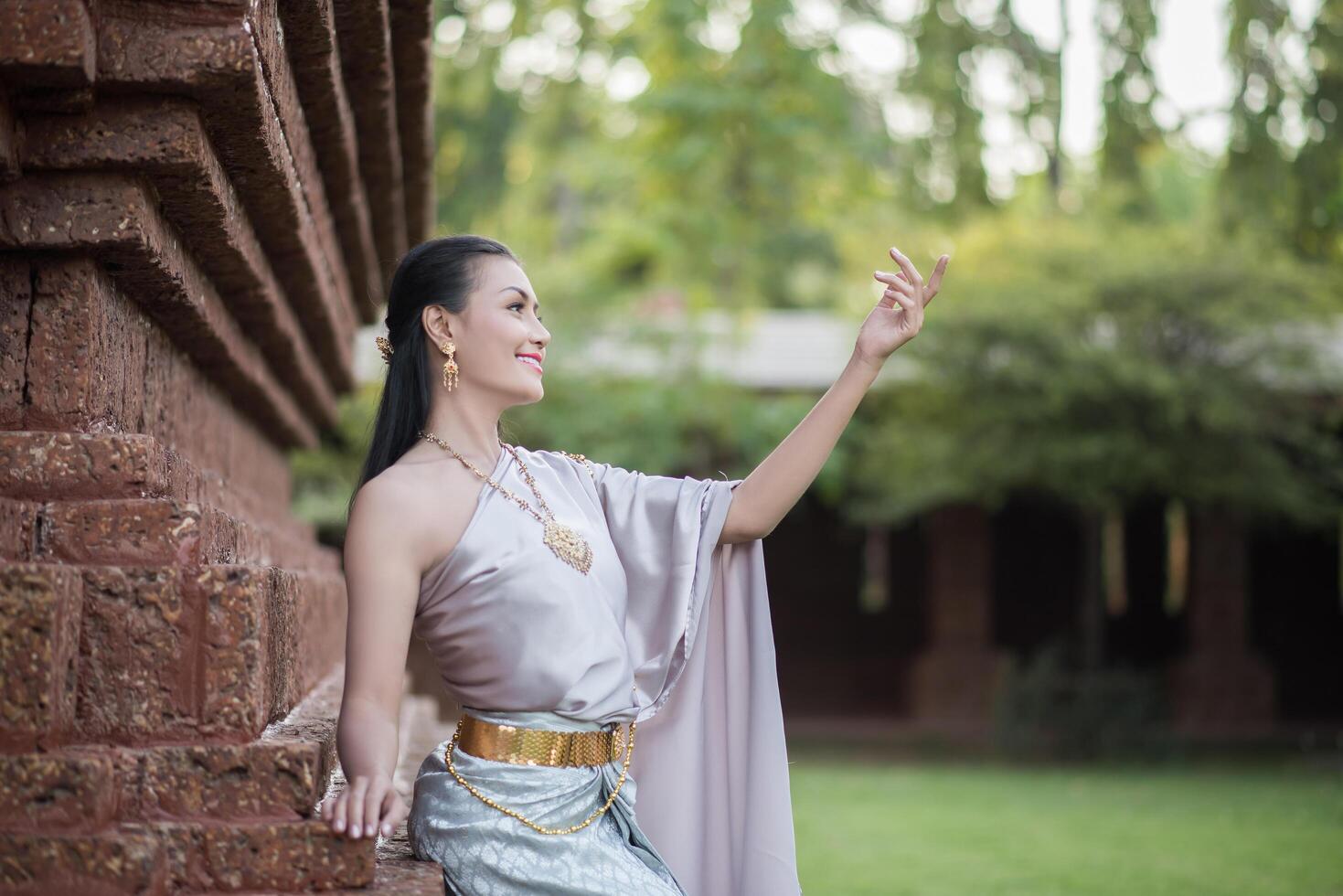 mulher linda com vestido tailandês típico foto