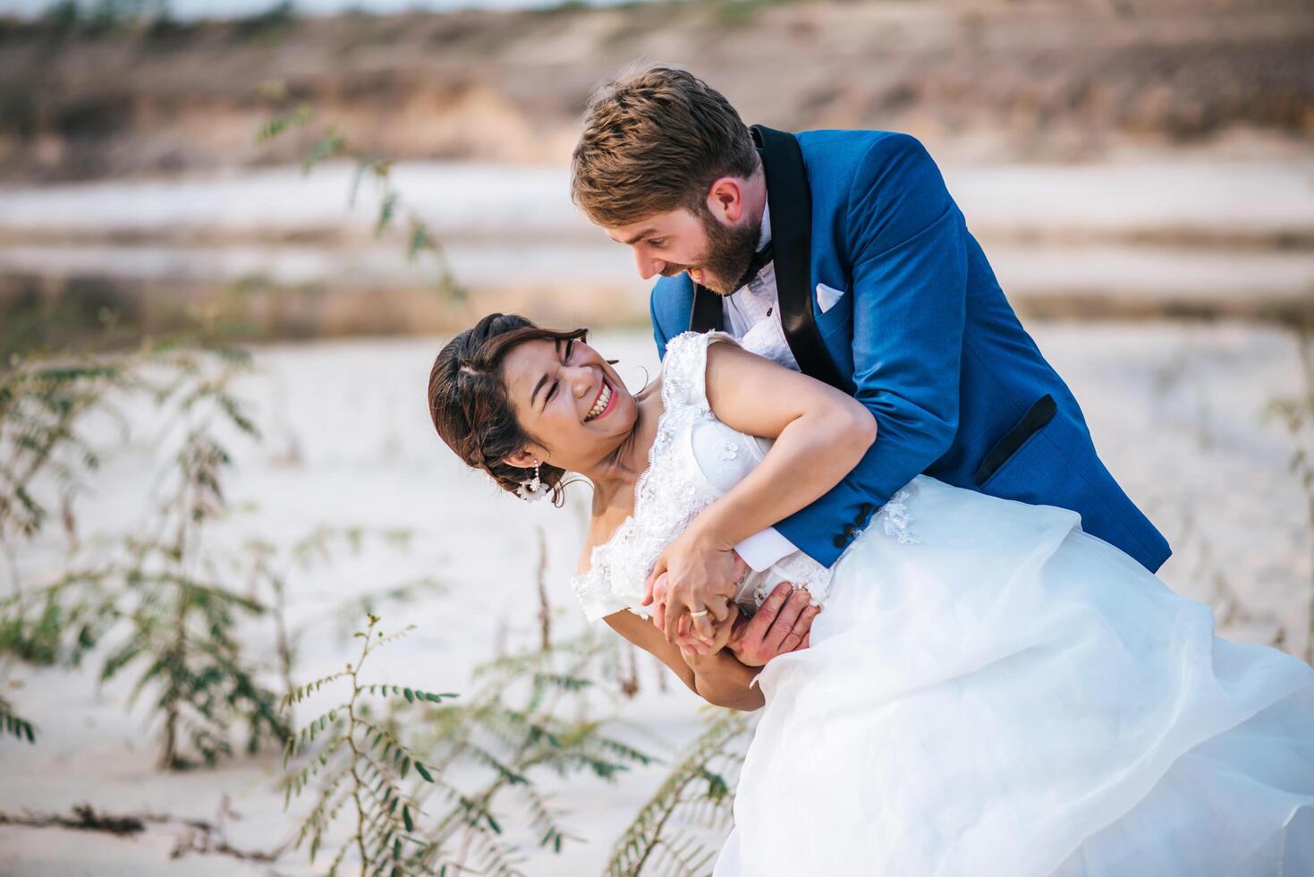 Noiva asiática e noivo caucasiano têm tempo de romance e felizes juntos foto