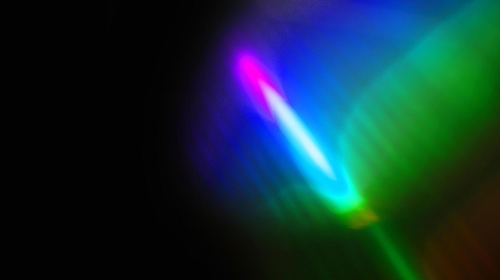 textura de refração de sobreposição de luz azul, amarela e verde colorida diagonal holográfica natural no preto. foto