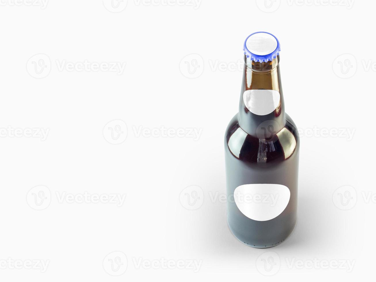 maquete de garrafa de cerveja isolada - rótulo em branco, conceito de oktoberfest. foto