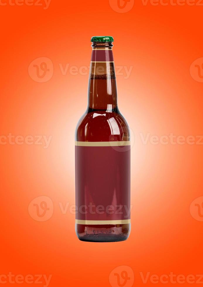 maquete de garrafa de cerveja com rótulo em branco sobre fundo marrom. conceito oktoberfest. foto