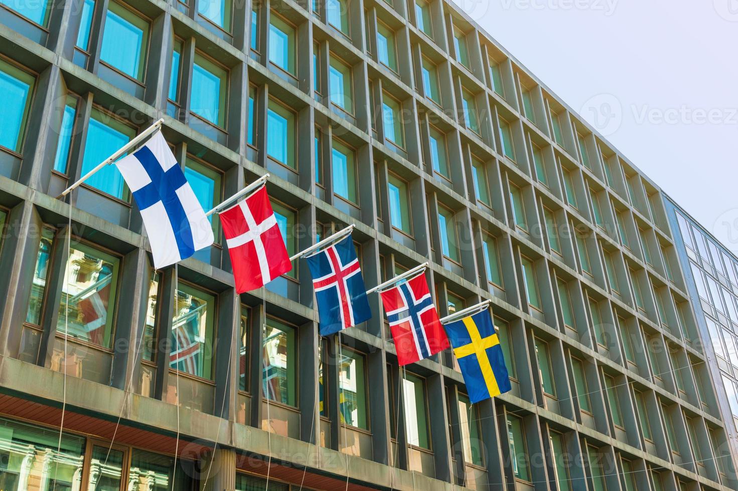 bandeiras dos principais países escandinavos na fachada de um edifício moderno de hotel. da esquerda para a direita - finlândia, dinamarca, islândia, noruega, suécia foto