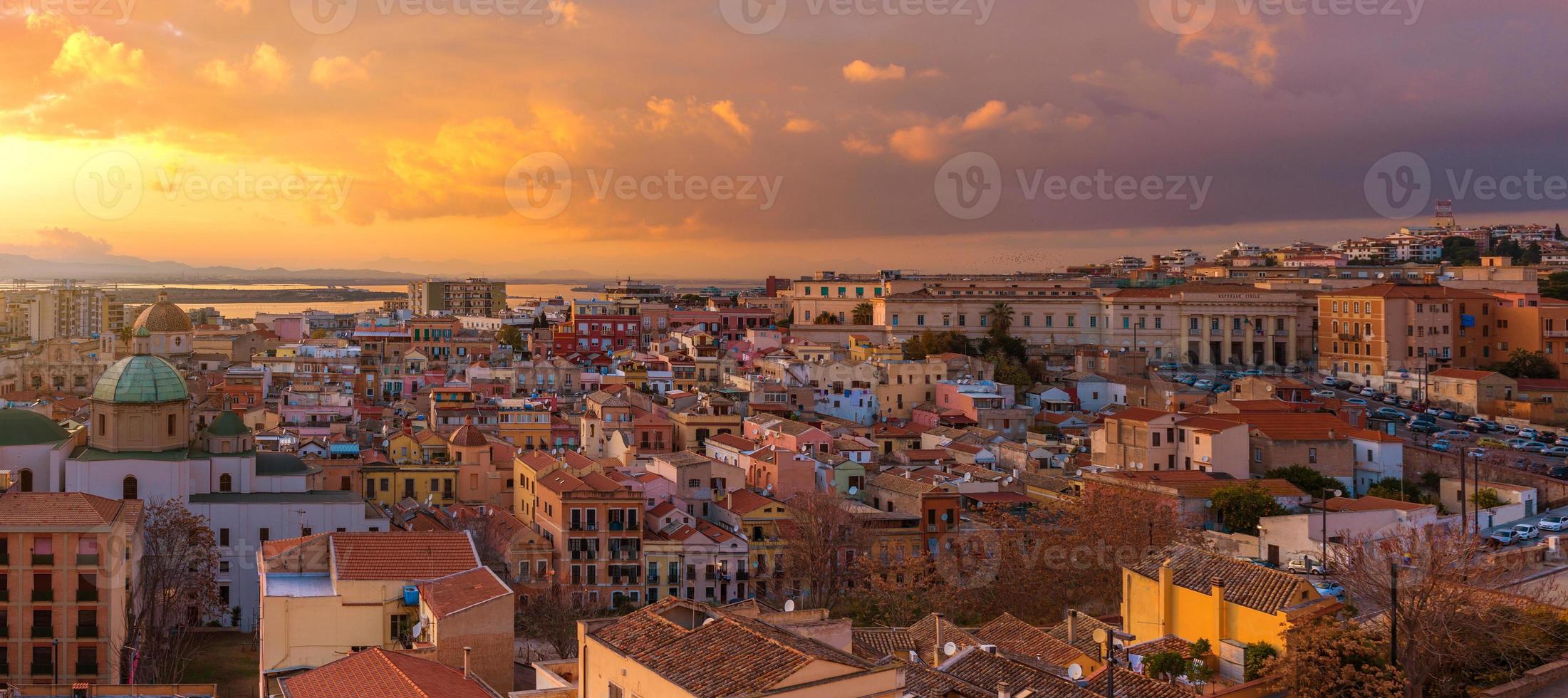 panorama amplo do centro antigo de cagliari durante o pôr do sol, céu dramático acima da maior cidade da sardenha, itália foto