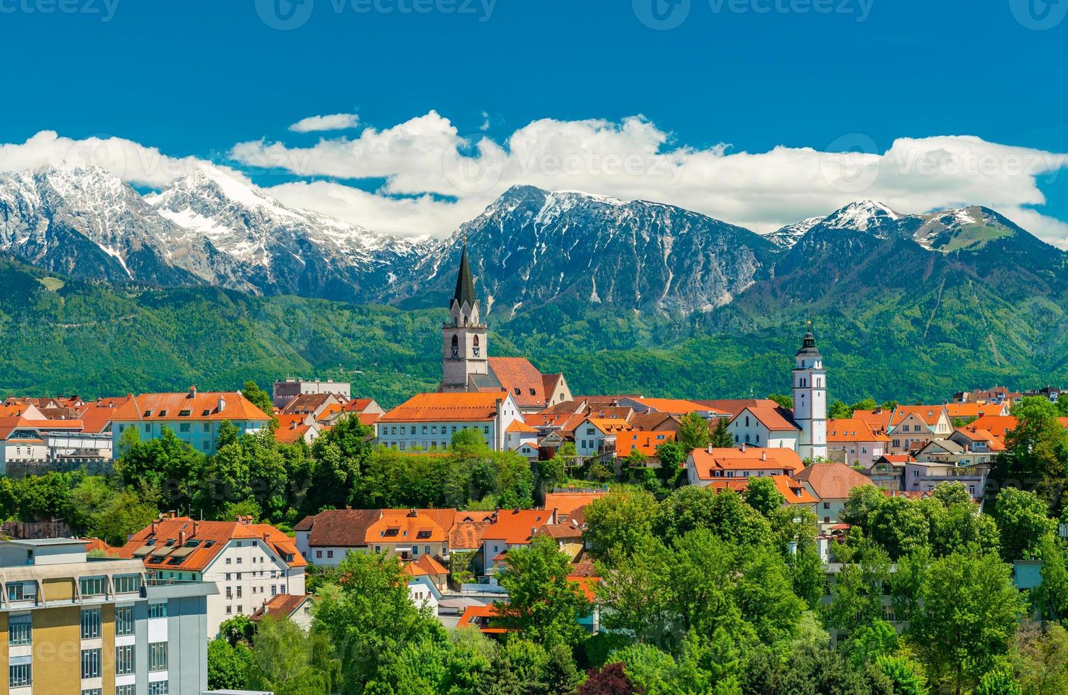 vista pitoresca da antiga cidade eslovena de Kranj foto