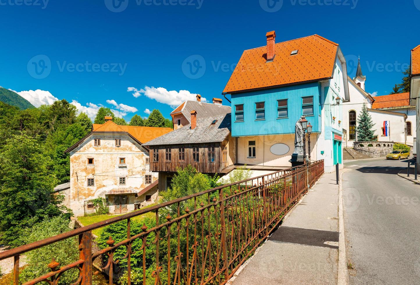 vista da ponte capuchinho kamniti, mais na pequena cidade eslovena de skofja loka, na Eslovênia. foto