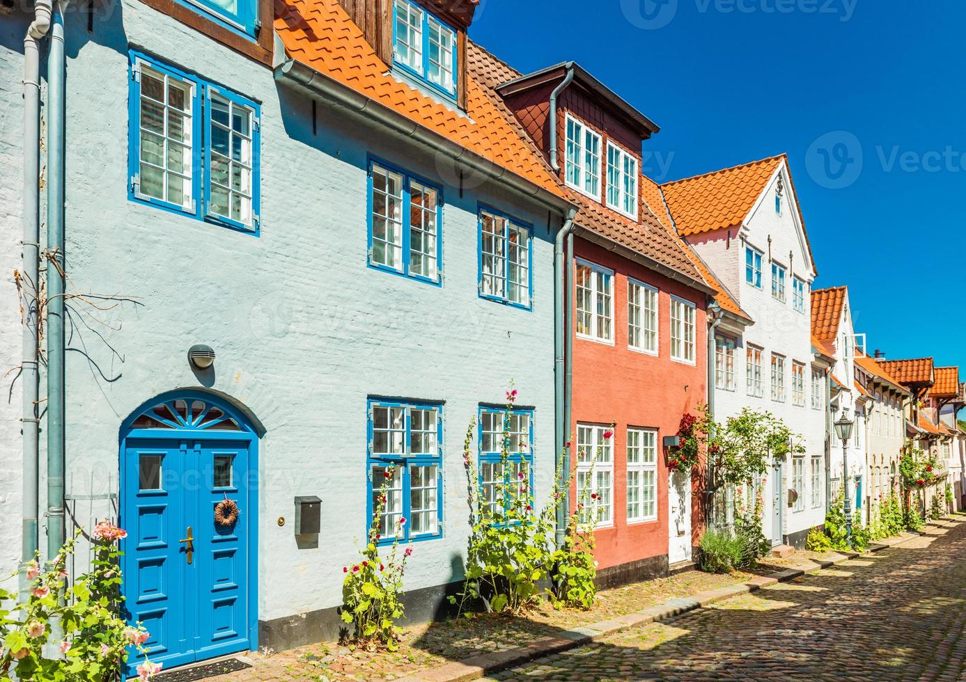 vista de uma típica rua germano-dinamarquesa com casas coloridas. estilo de arquitetura tradicional. flensburg, alemanha foto