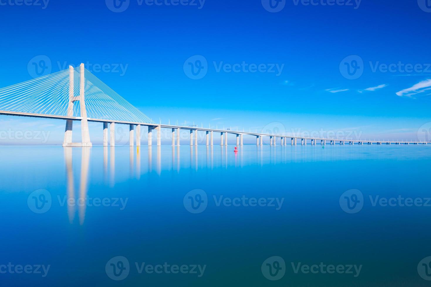 ponte vasco da gama espelhada na água, lisboa, portugal foto