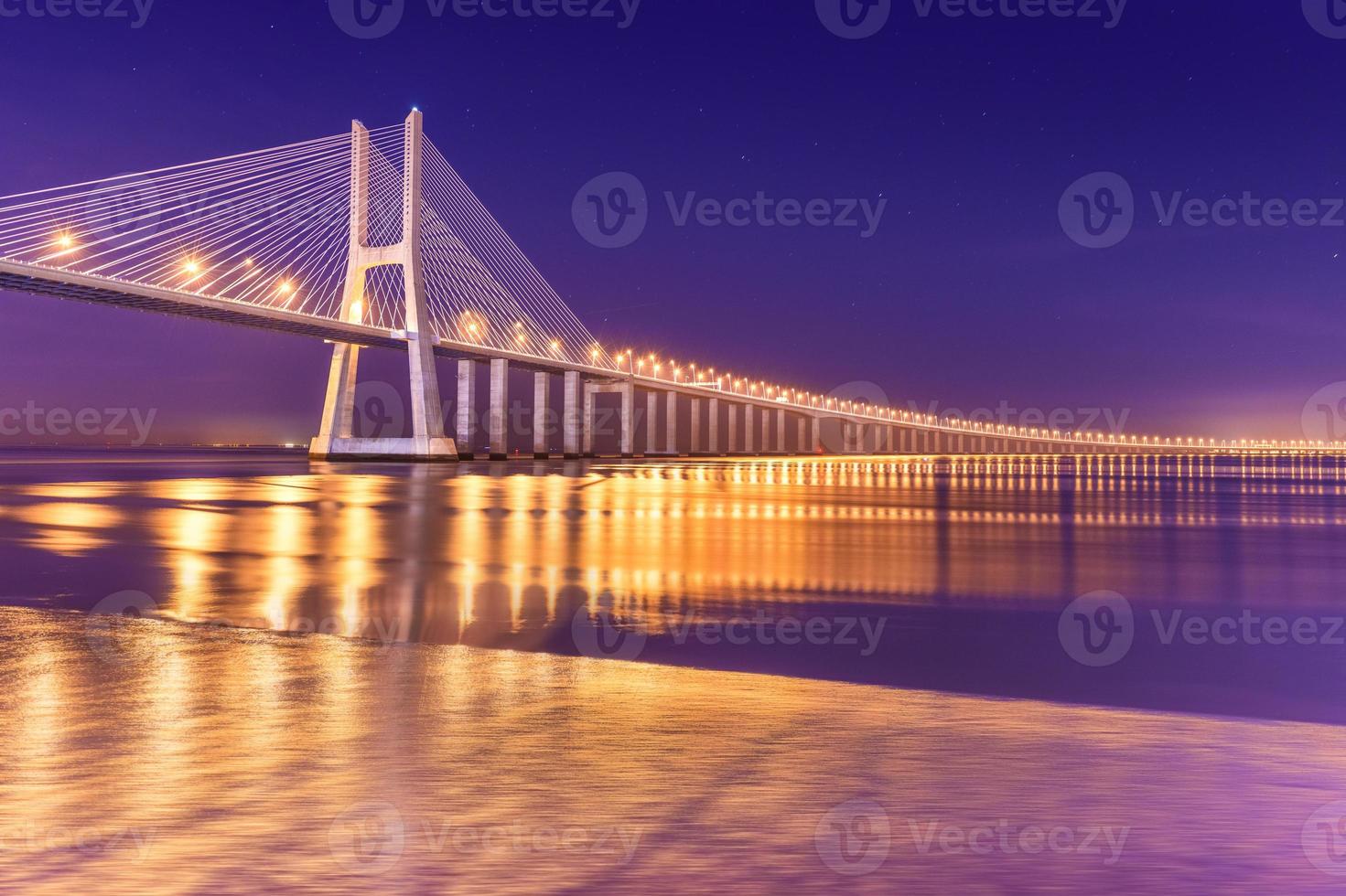 vista de uma ponte estaiada moderna à noite ponte vasco da gama, lisboa, portugal foto