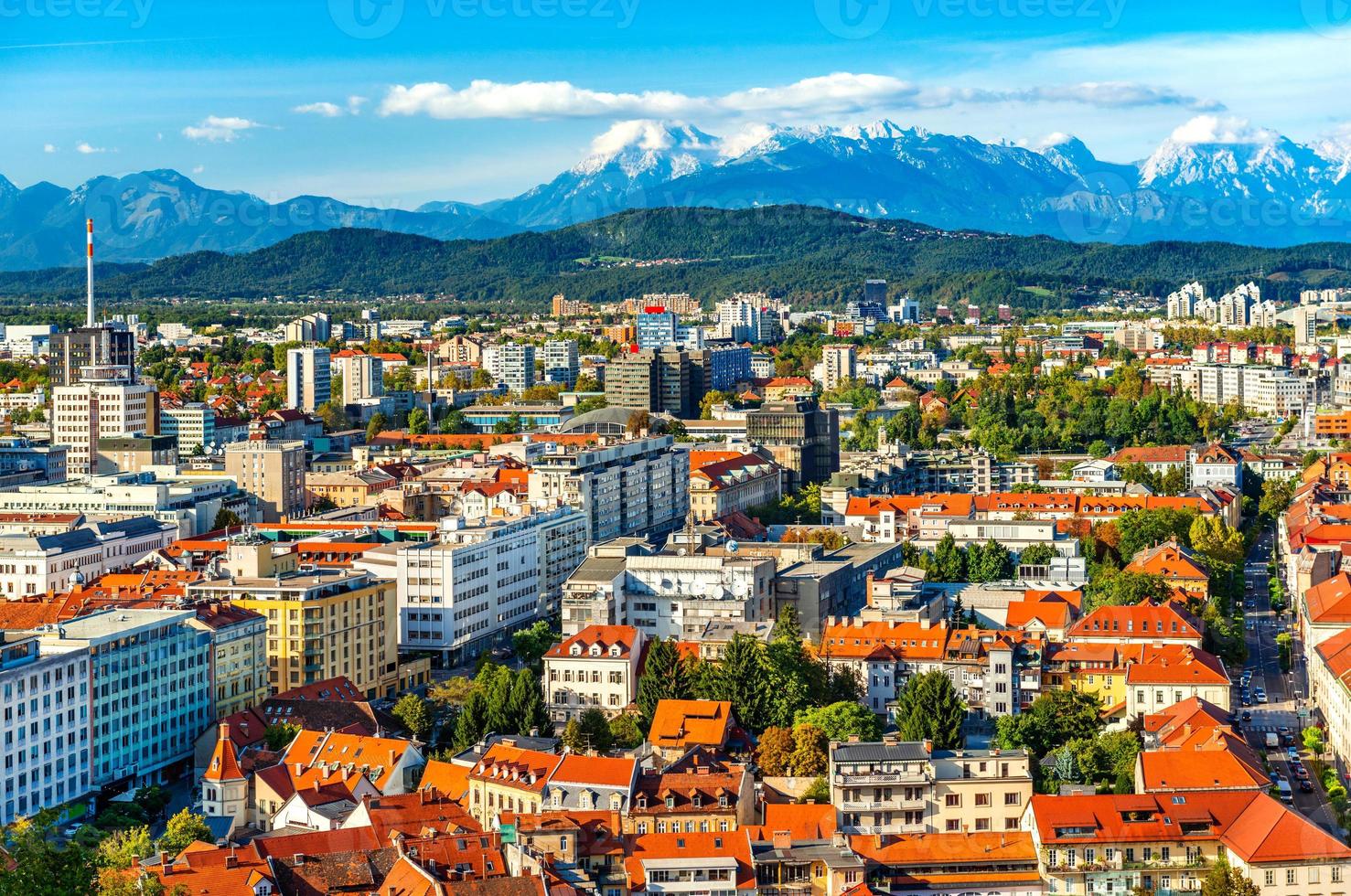 bela vista da cidade de Liubliana com montanhas pitorescas no horizonte, Eslovênia foto