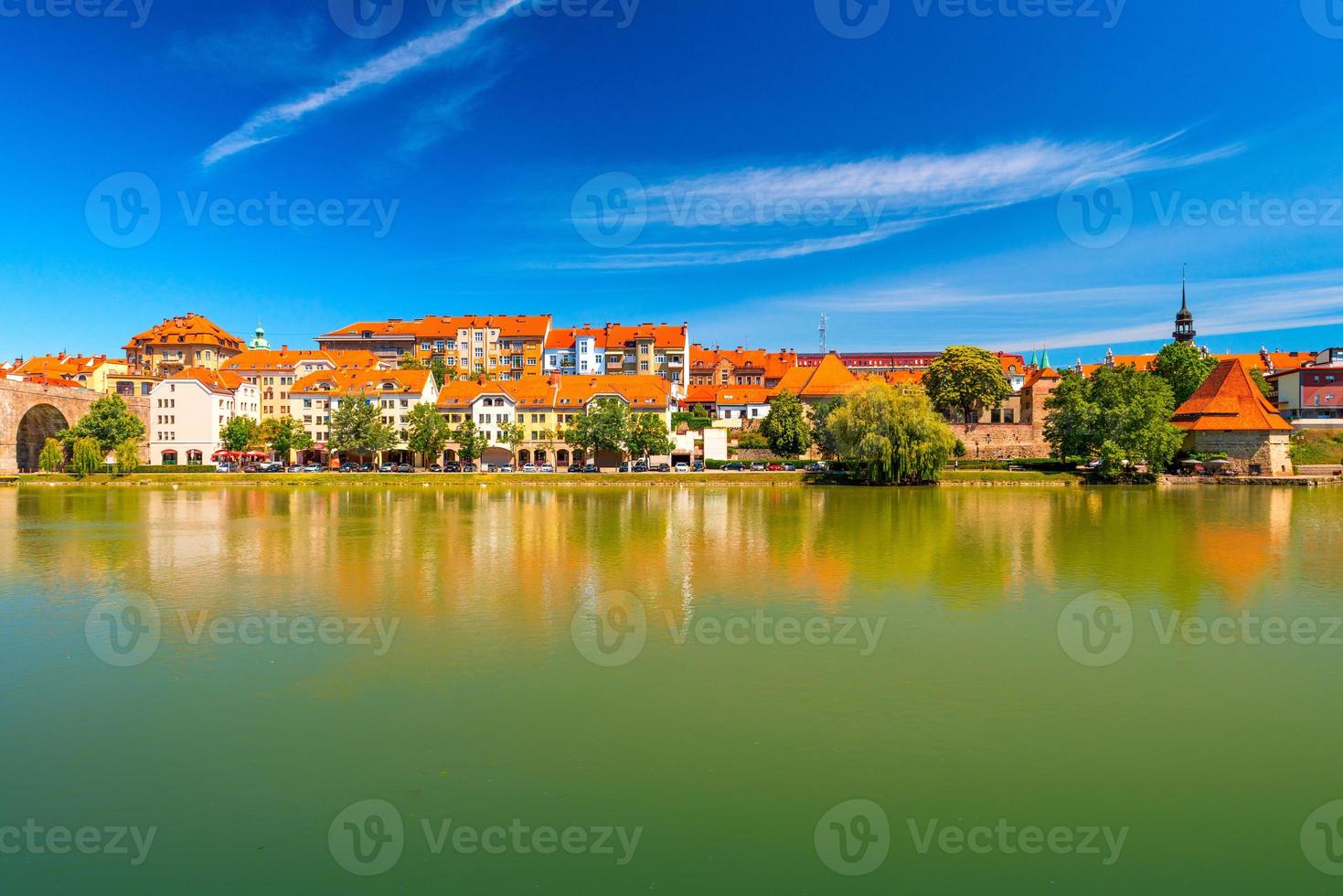 paisagem urbana de maribor refletida na água, eslovênia foto