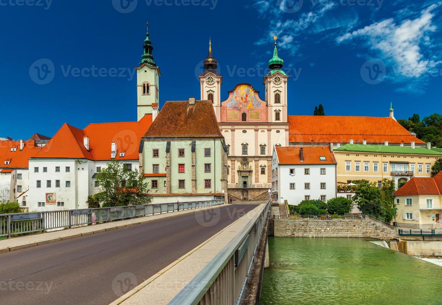 vista do st. igreja de Michael e ponte zwischenbrucken na cidade de steyr, áustria foto