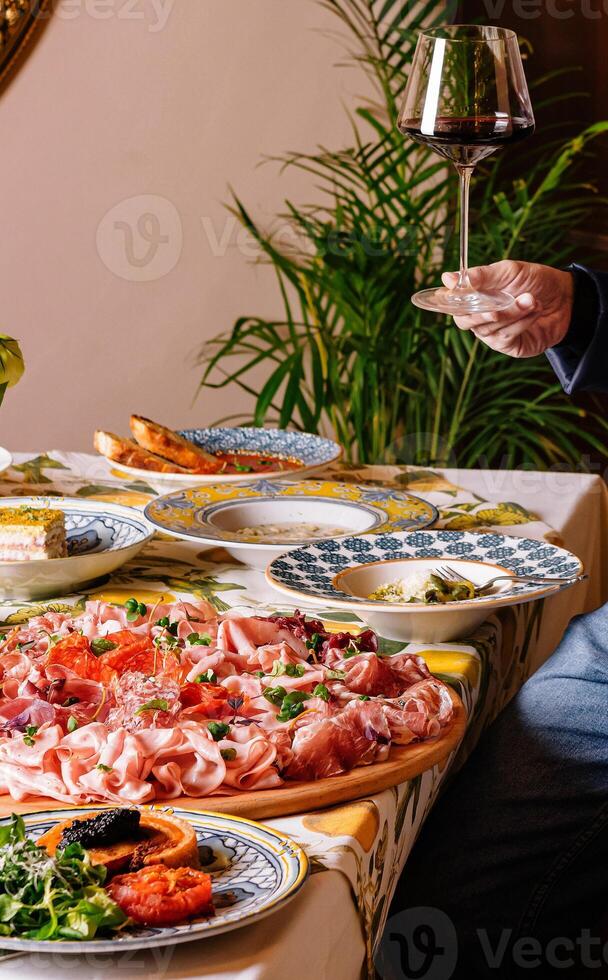 elegante homem segurando uma salada tigela às uma banquete foto
