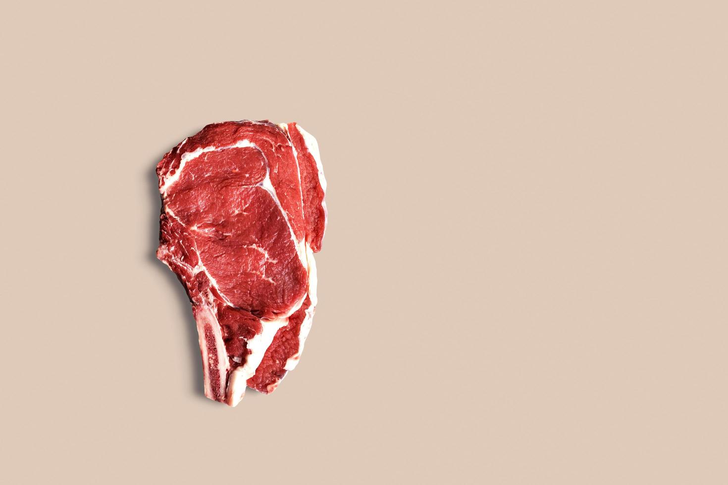 completar ver bifes de carne crua fresca. isolado no branco. adequado para o seu elemento de design. foto
