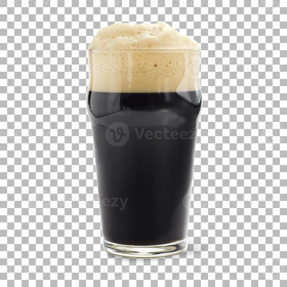 close-up vista cerveja preta gelada em vidro isolado foto