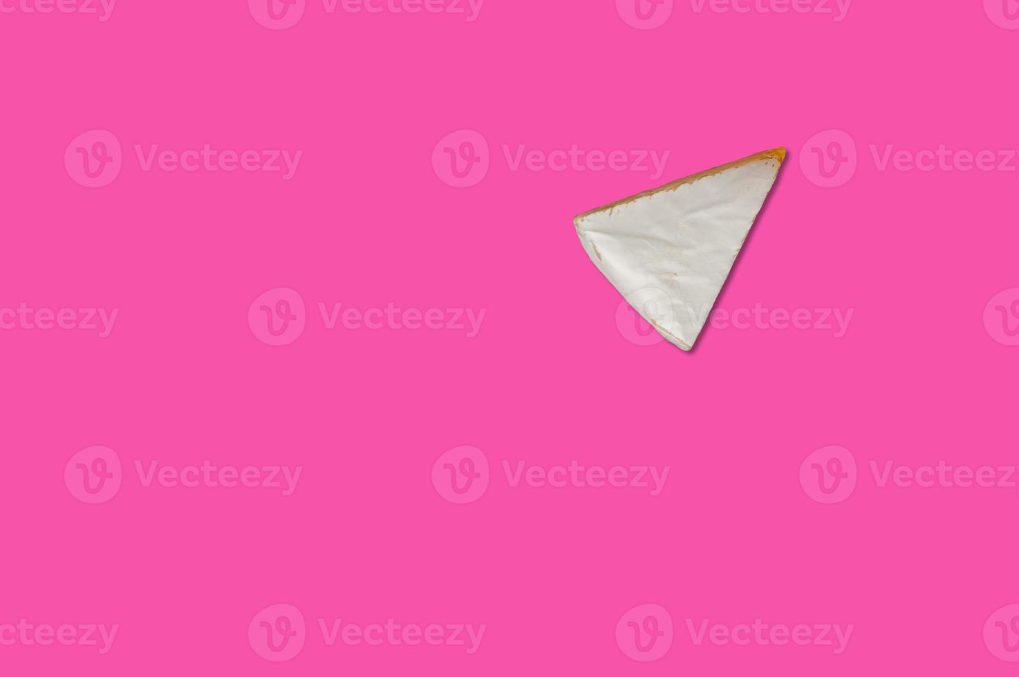 pedaço de queijo em criativo conceitual de vista superior composição plana leiga com espaço de cópia isolado em um fundo rosa em estilo minimalista foto