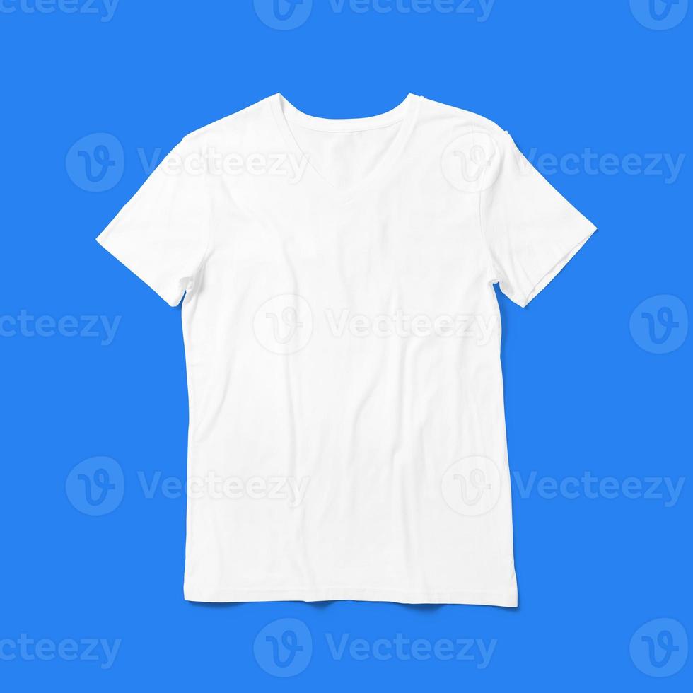 top up view camisa branca com gola v t isolada sobre fundo azul. adequado para o seu projeto de design. foto