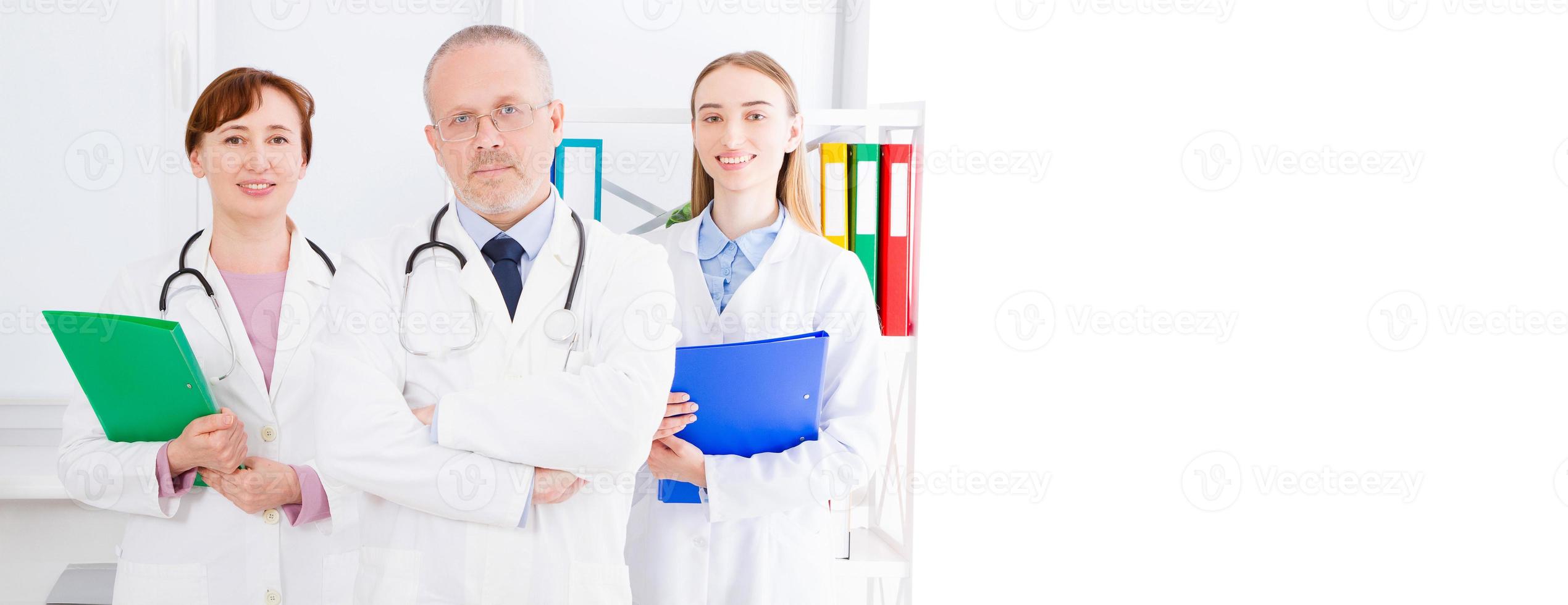 médico posando com equipe médica, enfermeira no escritório e espaço de cópia, banner de outdoor foto