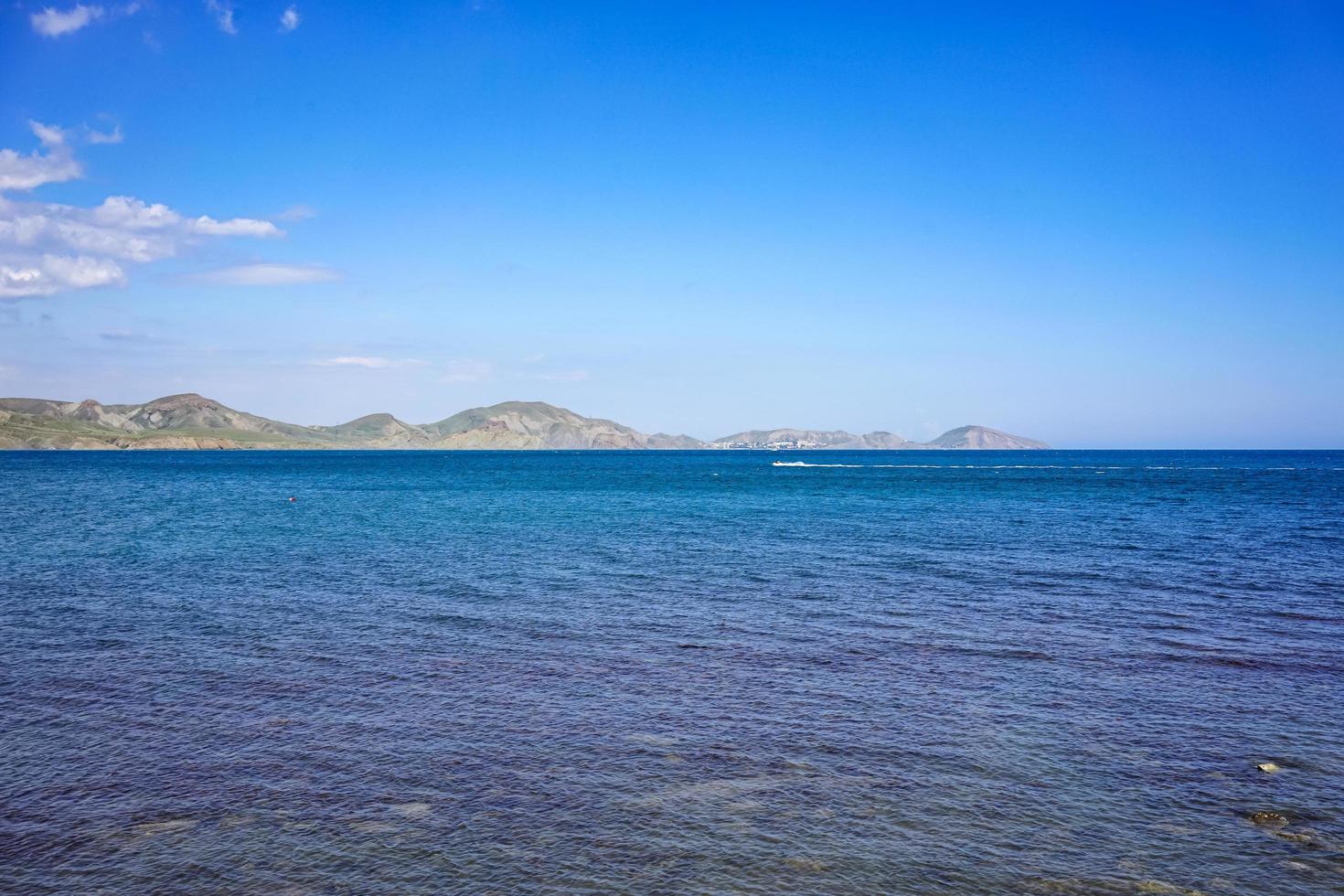 vista do mar com vista para o litoral e o mar azul calmo. foto