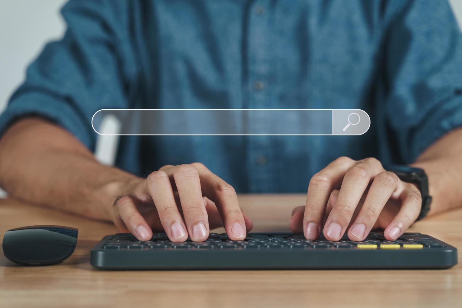 homem usando um teclado de computador para pesquisar informações com a barra de pesquisa, navegador da web, pesquisa de dados, mecanismo de pesquisa, conceito de tecnologia foto