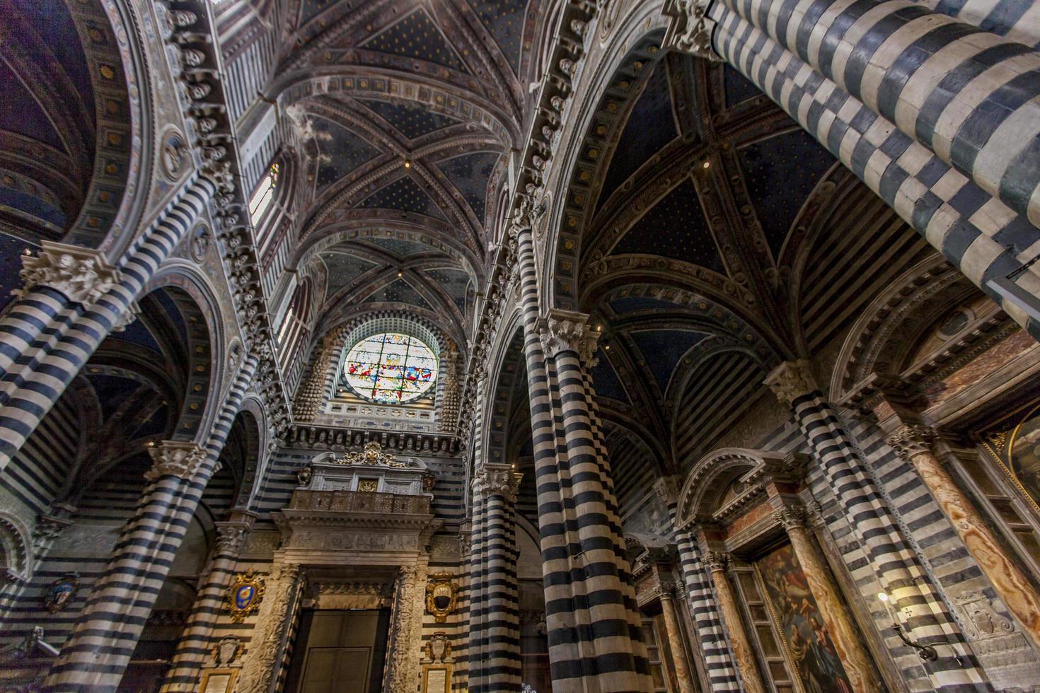 Siena, Itália, 21 de setembro de 2016 - detalhe da Catedral de Siena, na Itália. a catedral de siena é uma igreja medieval na itália, dedicada desde os primeiros dias como uma igreja mariana católica romana. foto