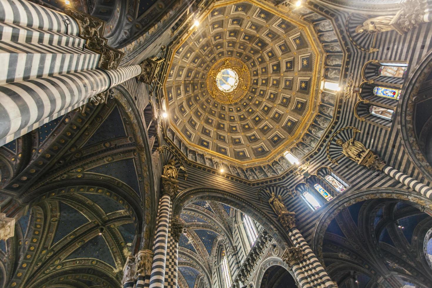 Siena, Itália, 21 de setembro de 2016 - detalhe da Catedral de Siena, na Itália. a catedral de siena é uma igreja medieval na itália, dedicada desde os primeiros dias como uma igreja mariana católica romana. foto