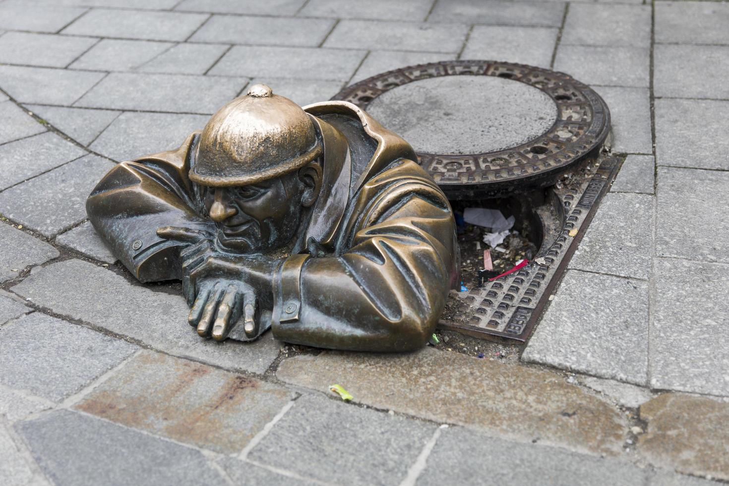 Bratislava, Eslováquia, 16 de junho de 2017 - homem estátua no trabalho em Bratislava, Eslováquia. esta estátua de bronze de um trabalhador do esgoto foi criada em 1997 por viktor hulik. foto