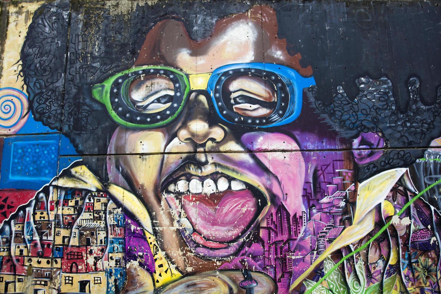 medellín, colômbia, 12 de setembro de 2019 - arte de rua da comuna 13 em medellin, colômbia. outrora conhecido como o bairro mais perigoso da Colômbia, hoje o passeio de graffiti é uma das atrações turísticas mais populares. foto