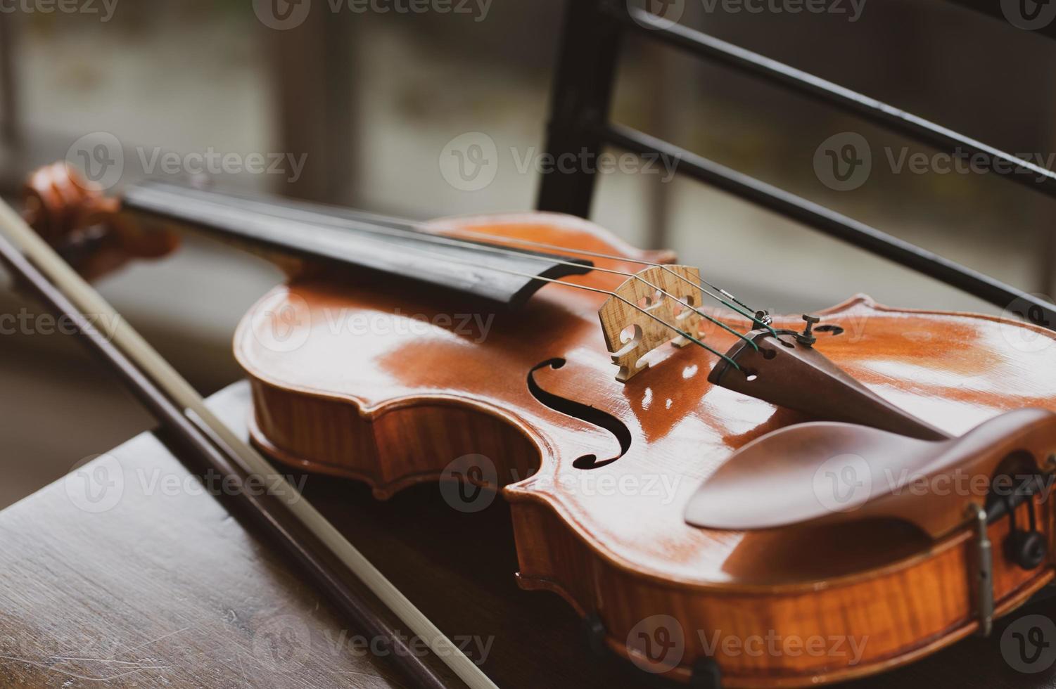 close-up do violino na cadeira foto