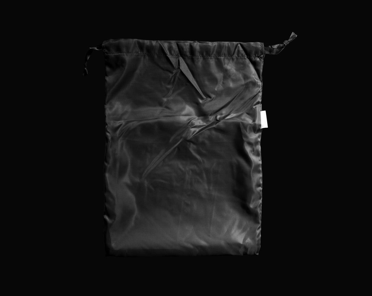 um saco plástico transparente isolado no fundo preto. plástico vazio ou em branco para maquete e modelo. layout para anúncio ou promoção. foto