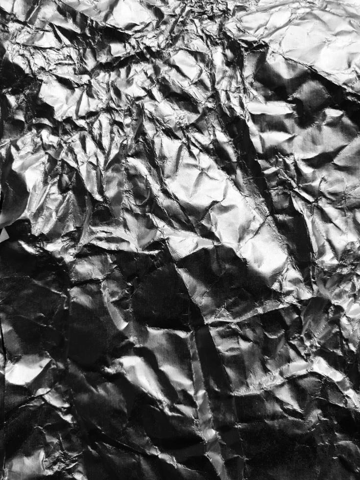 a superfície da textura da folha de alumínio para materiais de fundo e design. coleção de textura amassada de folha de prata. fundo abstrato enrugado. foto