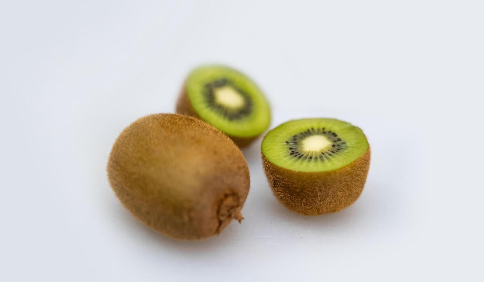 fatias de kiwi dispostas para serem fotografadas. objeto de frutas frescas para anúncio e promoção de plano de fundo. adequado para campanha. foto