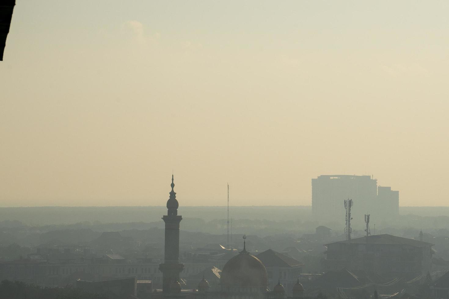 a mesquita no meio da cidade está envolta em uma névoa espessa. magnífica mesquita fotografada com drone foto